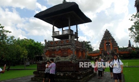 Wisatawan sedang mengunjungi salah satu pura di Bali.