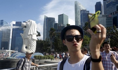 Wisatawan selfie di dekat patung Singa, Singapura (Ilustrasi)