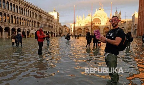 Wisatawan tampak di lapangan St. Mark saat terjadi banjir di Venesia. Ilustrasi.