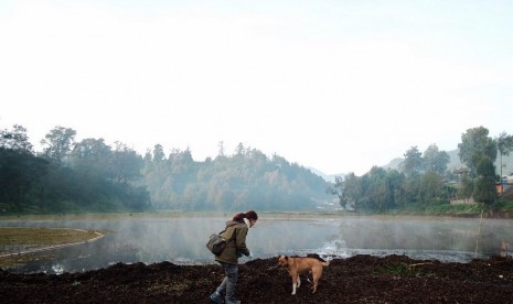 Wisatawan tengah beraktivitas di pinggir Ranu Pani