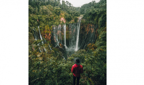 Wisatawan tengah menikmati keindahan air terjun Tumpak Sewu