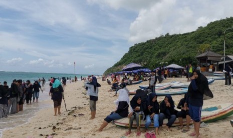 Wisatawan tetap antusiasi mengunjungi obyek wisata pantai di Bali, seperti Festival Pandawa yang digelar hingga 1 Januari 2019. 