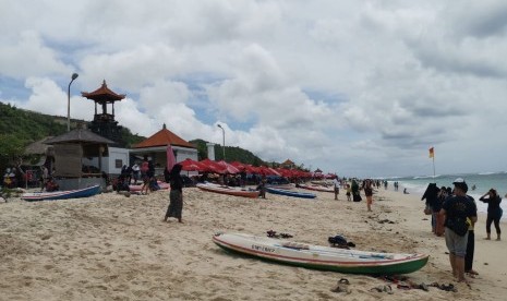 Wisatawan tetap antusiasi mengunjungi obyek wisata pantai di Bali, seperti Festival Pandawa yang digelar hingga 1 Januari 2019. 