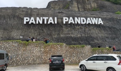 Wisatawan tetap antusiasi mengunjungi obyek wisata pantai di Bali, seperti Festival Pandawa yang digelar hingga 1 Januari 2019. 