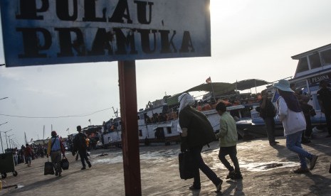 Wisatawan tujuan Kepulauan Seribu berjalan menuju kapal, di Dermaga Kali Adem, Muara Angke, Jakarta, Minggu (17/6). Pulau-pulau wisata seperti Pulau Tidung, Pari, dan Pramuka di wilayah Kepulauan Seribu menjadi salah satu tempa destinasi wisata.