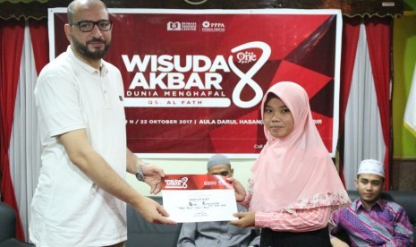 Wisuda akbar 8 antara lain digelar di Mesir.