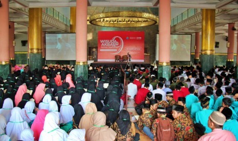 Kegiatan Wisuda Akbar Rumah Tahfiz ke-9 di masjid kampus di Yogyakarta (ilustrasi).