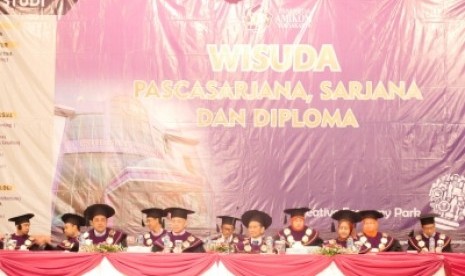 Wisuda Diploma, Sarjana dan Pascasarjana ke-70 Universitas Amikom Yogyakarta di Grand Pacific Hall Yogyakarta, Sabtu (27/4). 