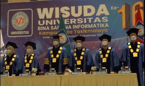 Wisuda ke-16 Universitas BSI kampus Tasikmalaya yang berlangsung di Hotel Santika Tasikmalaya, pada Sabtu (3/12/2022), menjadi momen pembuktian Rivalda. Predikat lulusan terbaik yang disematkan kepadanya dalam pelantikan wisuda ini bukan tanpa perjuangan. 