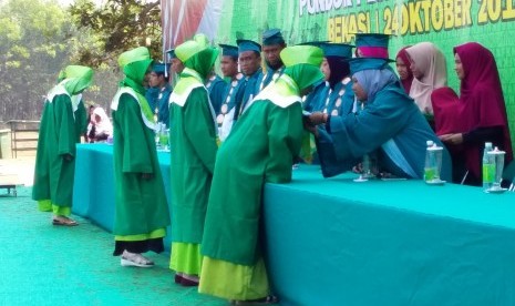 Wisuda Santri Pesantren Nuu Waar di Bekasi, Rabu (24/10).