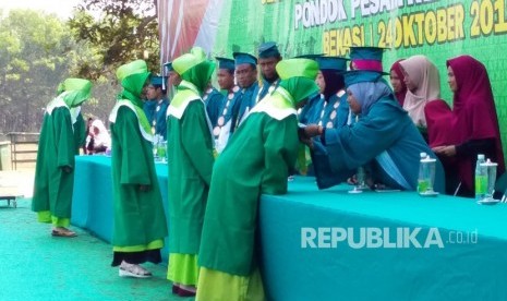 Wisuda Santri Pesantren Nuu Waar di Bekasi, Rabu (24/10).