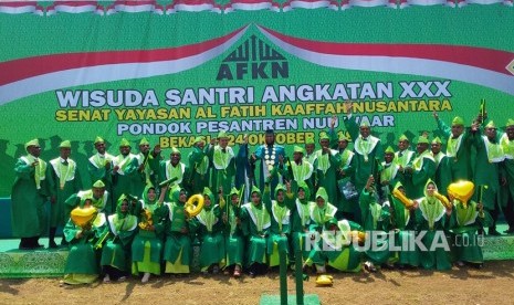 Wisuda Santri Pesantren Nuu Waar di Bekasi, Rabu (24/10).