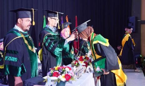 Wisuda Sarjana Terapan dan Diploma III Tahun Akademik 2022/2023 berlangsung Rabu (30/8). Polbangtan Bogor meluluskan 231 wisudawan yang dinyatakan melalui sidang senat. IPK tertinggi, 3.88 diraih wisudawati atas nama Dini Karimah dari Prodi Teknologi Mekanisasi Pertanian.