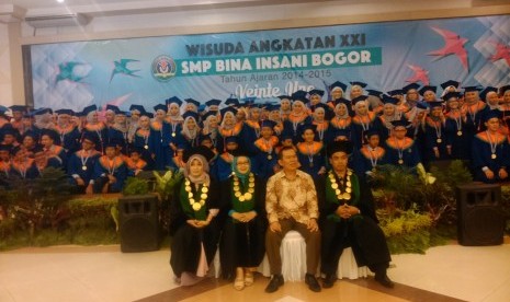 wisuda smp bina insani