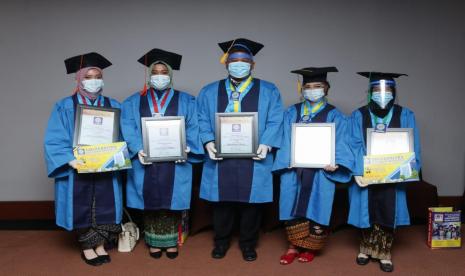 Wisuda Universitas Bina Sarana Informatika (UBSI) ke-53 berlangsung secara tatap muka dengan tertib dan sesuai protokol kesehatan. 