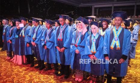 Wisuda Universitas BSI.