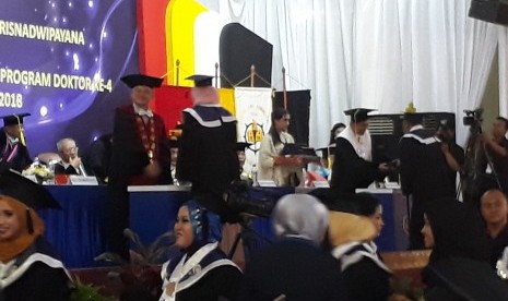 Wisuda UNKRIS, Kamis (12/4).