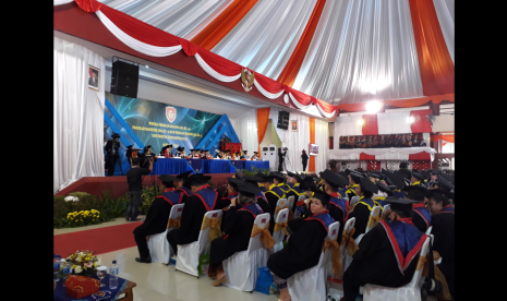 Wisuda Unkris, Rabu, (18/10).