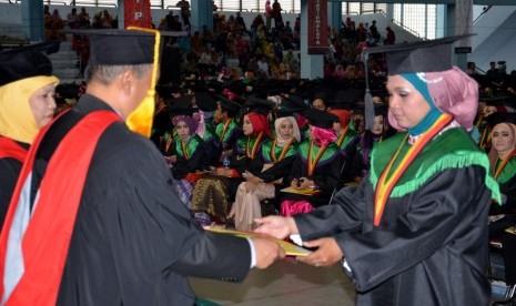 WISUDA UPI--Wisudawati Ana Yiana (kanan) dari Mangunreja, Kabupaten Tasikmalaya diwisuda bersama 1.788 wisudawan-wisudawati UPI di Kampus UPI, Bandung, Rabu (13/4). Foto: Rachmat Santosa Basarah