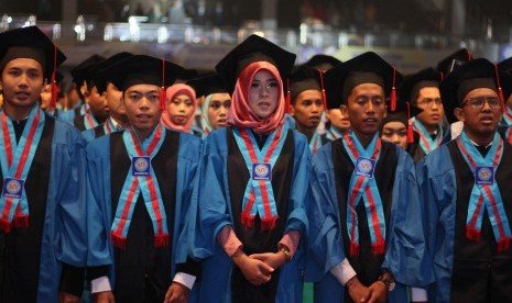 Wisudawan dan wisudawati saat pembukaan prosesi wisuda ke-51 UBSI. Banyak alumni UBSI yang jadi pengusaha sebelum wisuda.