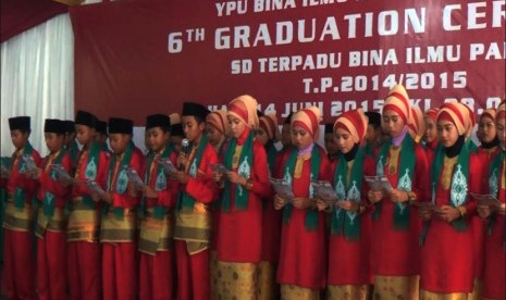 Wisudawan SDT Bina Ilmu berbusana Melayu