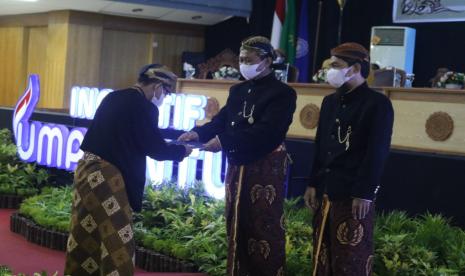 Wisudawan/wisudawati FKIP UMP mengenakan pakaian adat saat yudisium di auditorium kampus utama UMP.