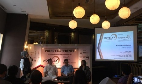 Wiwiek Roberto, Project Director of PT Pamerindo Indonesia menginformasikan tentang pameran Hotelex dan Finefood Indonesia saat konferensi pers Pamerindo Hotelex 2018 Jumat (29/6) di Jakarta.