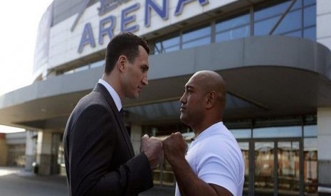 Wladimir Klitschko (kiri) dan Alex Leapai