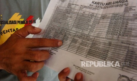 WNA Masuk DPT. Ketua KPU Kota Tegal, Ketua KPU Kota Tegal, Agus Wijanarko menunjukkan salahsatu nama warga negara asing (WNA) di Kartu Keluarga di KPU Kota Tegal, Jawa Tengah, Rabu (6/3/2019). 