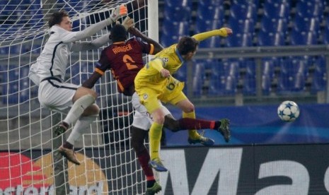 Wojciech Szczesny (kiri) berjibaku menyelamatkan gawangnya dari serangan Bate Borisov.