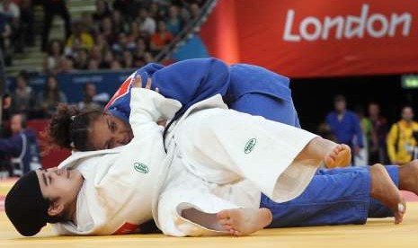 Wojdan Shaherkani dari Arab Saudi (putih) melawan Mojica Melissa dari Puerto Rico (biru) pada babak 32 besar >78kg putri Olimpiade London 2012 Judo, London, Inggris, 3 Agustus 2012.