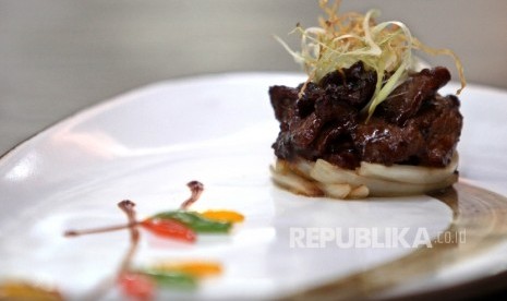 Wok fried slice beef with black pepper sauce dari Gran Melia Jakarta.