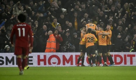 Wolverhampton Wenderes mencetak gol ke gawang Liverpool.