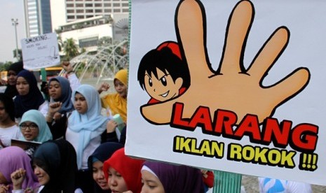 Women activists hold an anti-smoking campaign in Jakarta, on May 26 or few day before World No Tobacco Day on Friday. The poster says 