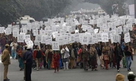 Women hold placards as they march during a rally organized by Delhi Chief Minister Sheila Dikshit (unseen) protesting for justice and security for women, in New Delhi January 2, 2013.  