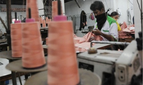 Workers in a garment factory in Cakung, North Jakarta (illustration)