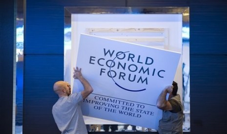 Pekerja sedang melakukan persiapan menjelang Pertemuan Ekonomi Dunia, di Davos, Swiss, Senin (20/1).