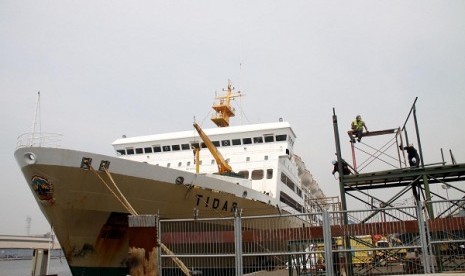 Workers prepare a ship used for Eid festivity in early August. Government randomly checks some ports among ten ports to ensure their preparation ahead the Islamic festivity. (illustration)