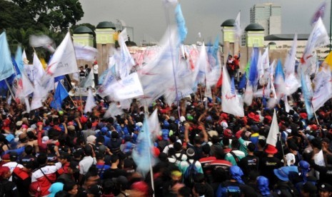 Workers stage a rally (illustration) 