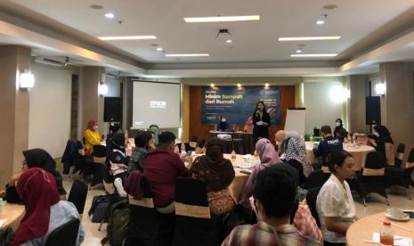 Workshop cara mengelola sampah oleh riset Fisip UNS.