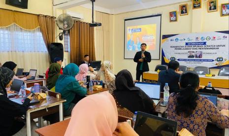 Workshop pemanfaatan Artificial Intelligence (AI) sukses diselenggarakan oleh MGMP (Musyawarah Guru Mata Pelajaran) Bahasa Inggris SMK Kota Depok.