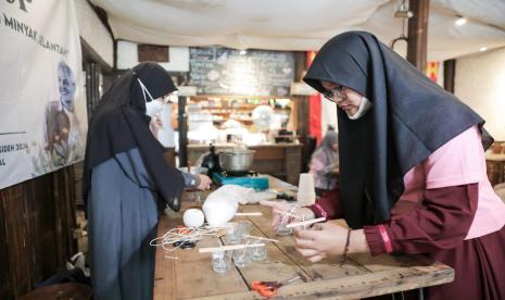 Workshop pembuatan lilin aroma terapi dari bahan minyak jelantah yang diikuti kaum milenial dan generasi z di Kota Yogyakarta. 