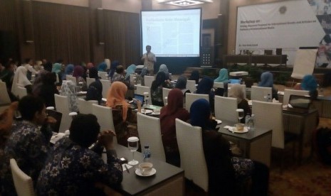 Workshop penulisan untuk para dosen Universitas Ahmad Dahlan (UAD) dengan narasumber Noor Huda Ismail, di Grand Ballroom Hotel Eastparc, Seturan, Sleman, Senin (3/4). 