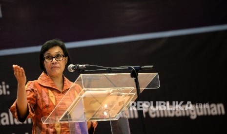 World Bank Managing Director and Chief Operating Officer Sri Mulyani Indrawati memberikan kuliah umum di Auditorium Djoko Soetono Fakultas Hukum Universitas Indonesia (FHUI), Depok, Jawa Barat, Selasa (26/7).  (Republika/Wihdan)