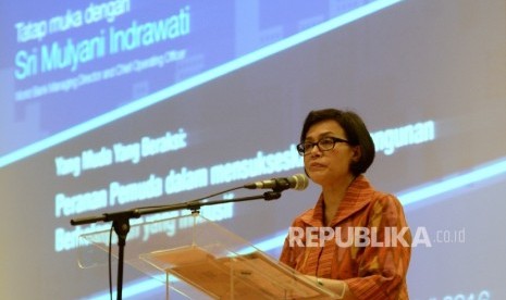 Sri Mulyani Indrawati memberikan kuliah umum di Auditorium Djoko Soetono Fakultas Hukum Universitas Indonesia (FHUI), Depok, Jawa Barat, Selasa (26/7). (Republika/Wihdan)