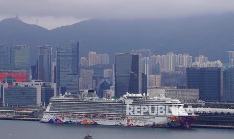 World Dream cruise ship is docked at Kai Tak cruise terminal in Hong Kong, Wednesday, Feb. 5, 2020. A Hong Kong official says more than 3,600 people on board the cruise ship that was turned away from a Taiwanese port will be quarantined until they are checked for a new virus. (AP Photo/Vincent Yu)