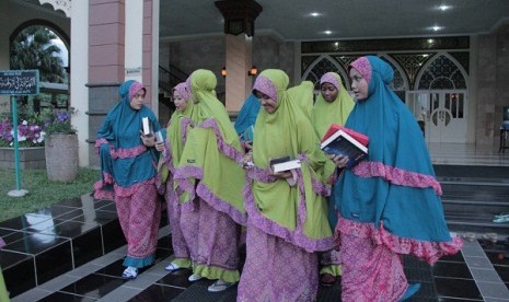 Participants of World Muslimah Award 2014 (file)