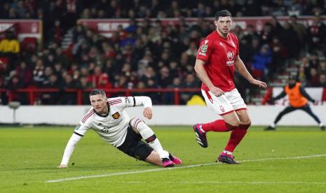 Wout Weghorst dari Manchester United (kiri) setelah mencetak gol kedua timnya pada pertandingan sepak bola leg pertama semifinal Piala Liga Inggris melawan Nottingham Forest di City Ground, Nottingham, Kamis (26/1/2023) dini hari WIB.