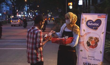 Wujudkan semangat berbagi bagi pemilik warung nasi dan kaum dhuafa yang membutuhkan, Alfamart dan Bebelac, salah satu produk bernutrisi dari Danone Specialized Nutrition Indonesia membagikan 55.555 paket nutrisi untuk berbuka puasa di seluruh wilayah Indonesia, dari Sabang sampai Merauke.