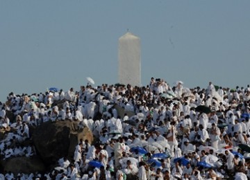 Wukuf di padang Arafah, nampak latar belakang Jabal Rahmah